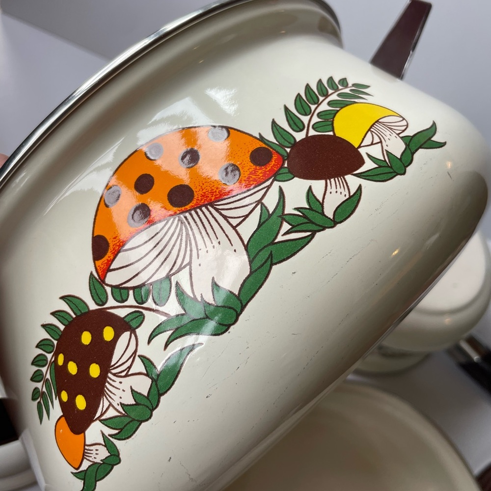 SOLD//Vintage 1970s Sears “Merry Mushroom” Pots and Pans, Set of 4 - Picture 9 of 10